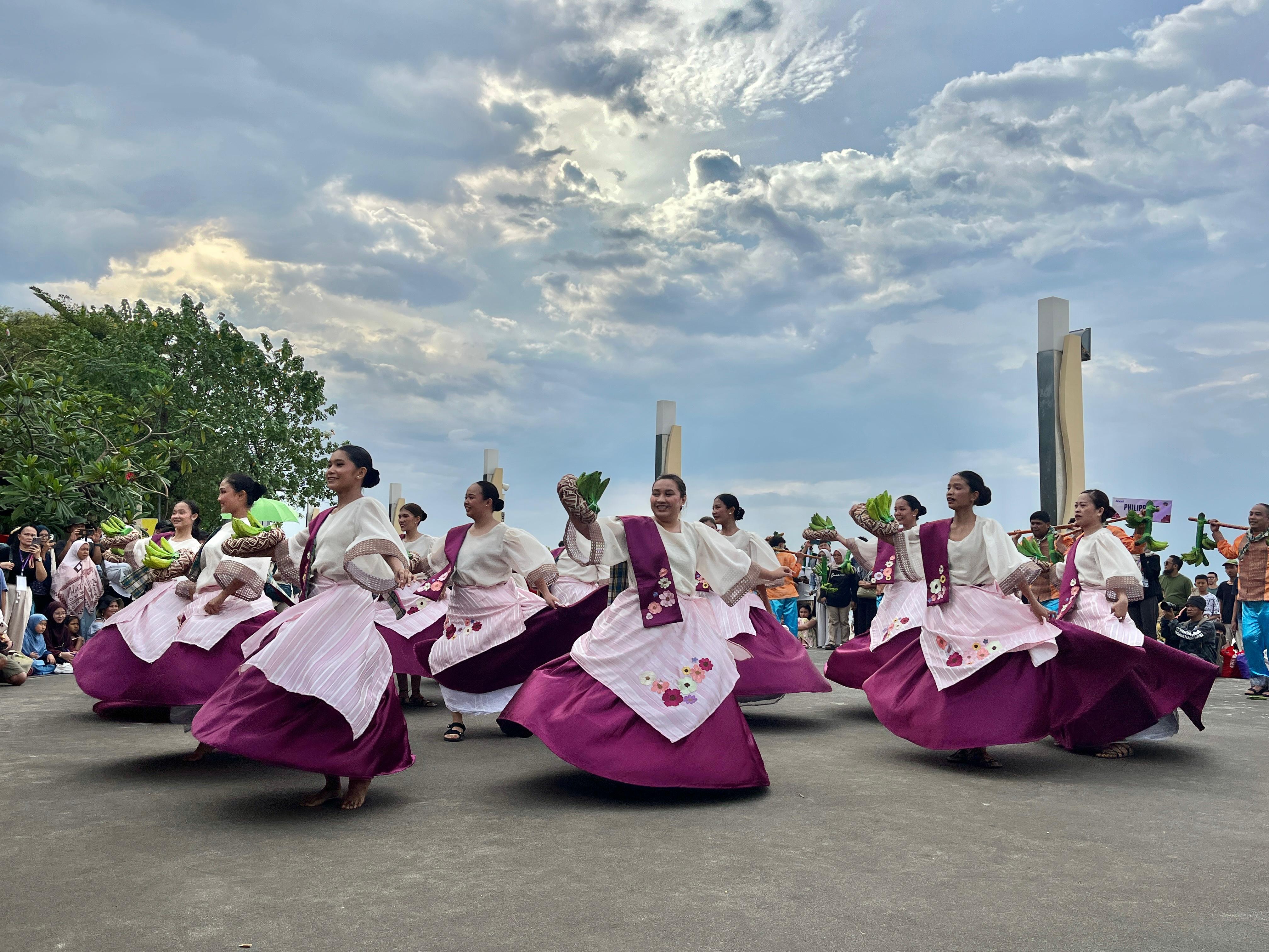 Harmoni Parade Budaya Dunia di Pantai Lagoon Ancol